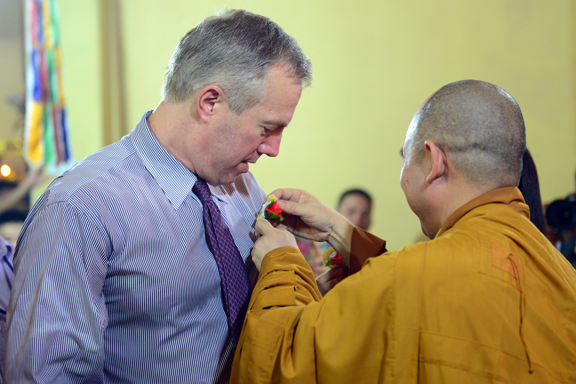 Những bông hồng màu đỏ được đính cho những người còn cha còn mẹ.