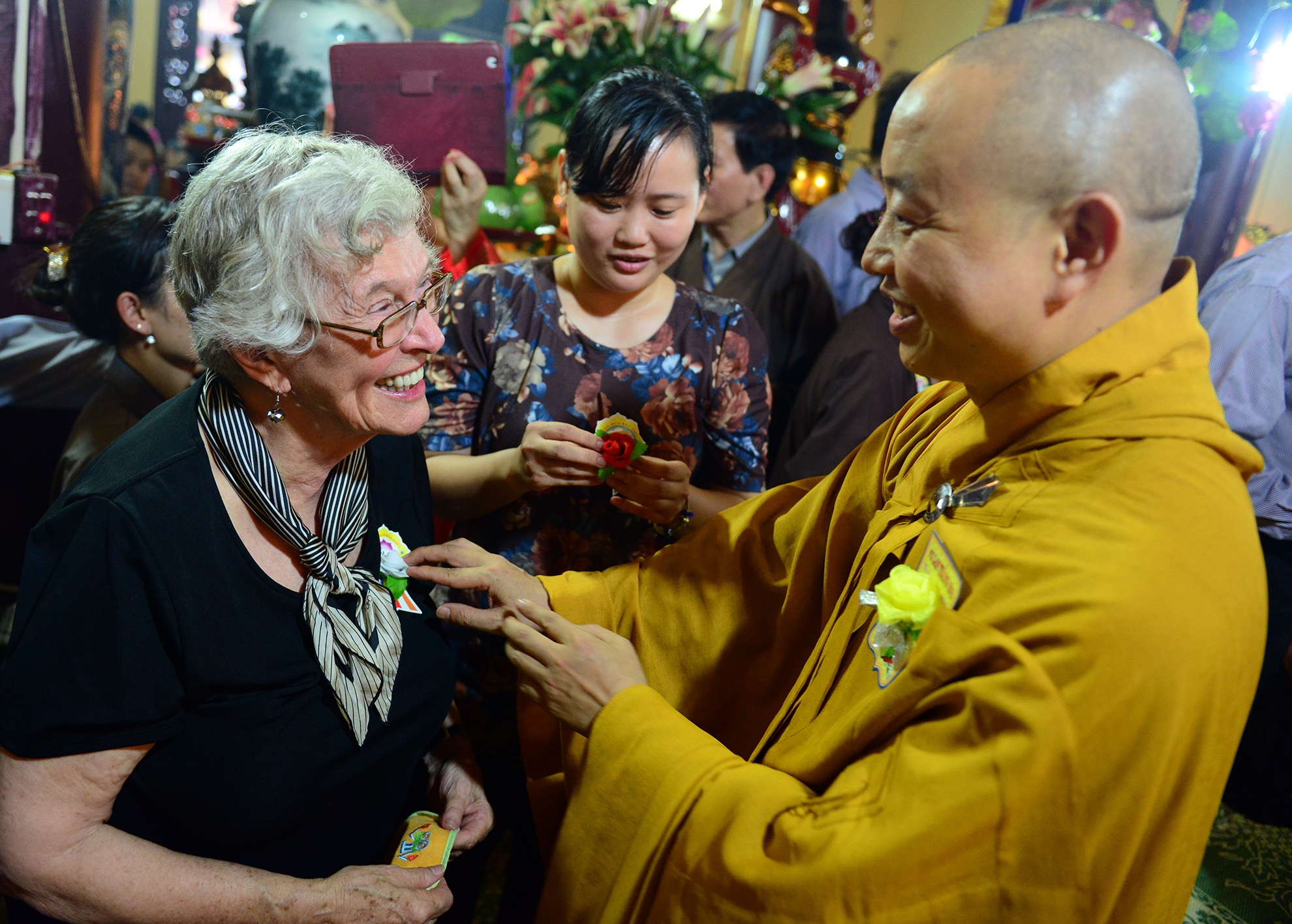 Bông hồng màu trắng cho những người con không may mắn đã không còn đấng sinh thành.