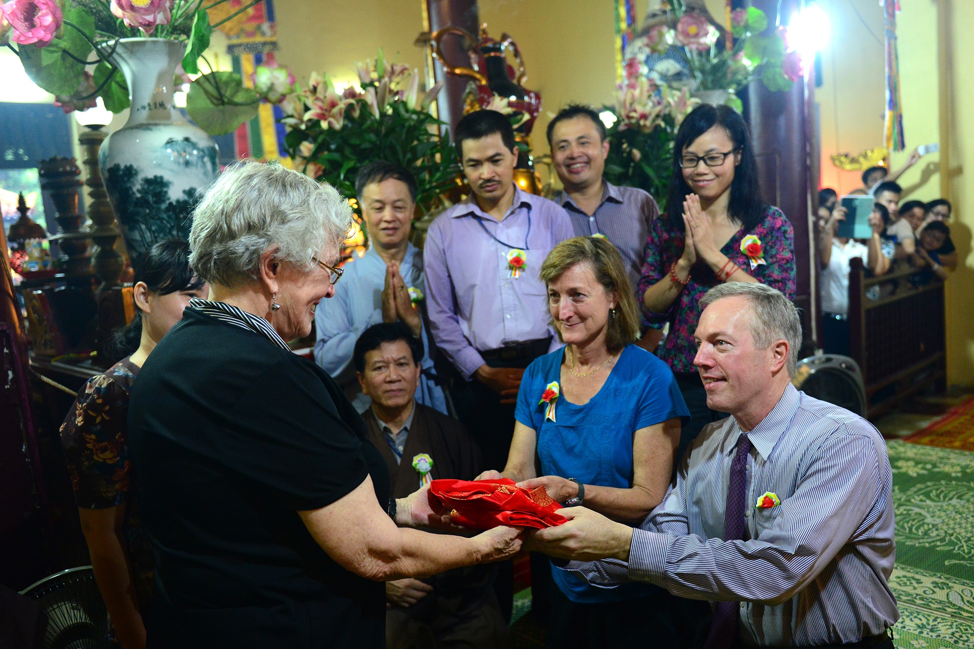 Dai su My lam le Vu Lan bao hieu o chua Quan Su hinh anh