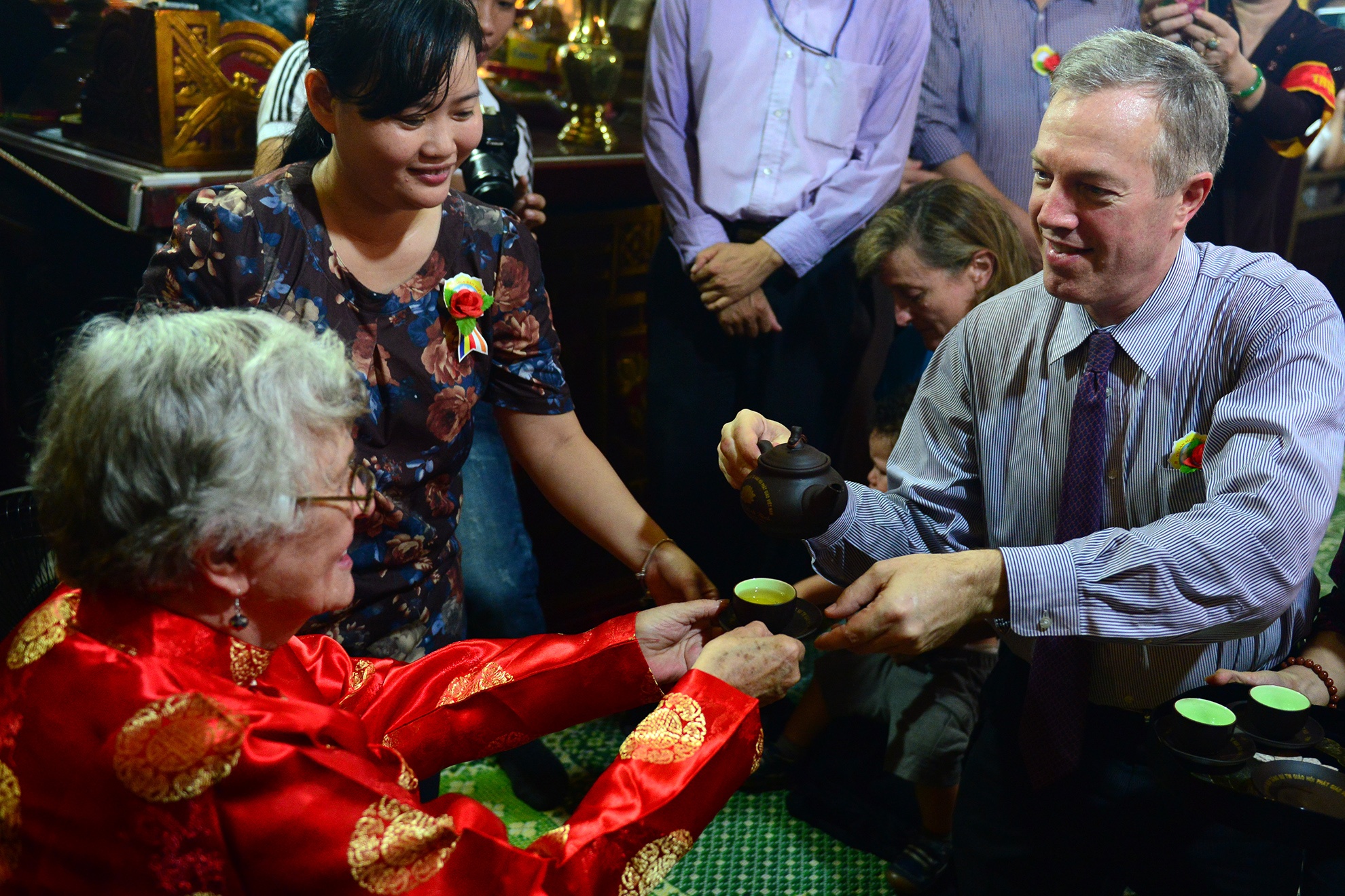 Sau đó, hai người cùng dâng trà lên mẹ.