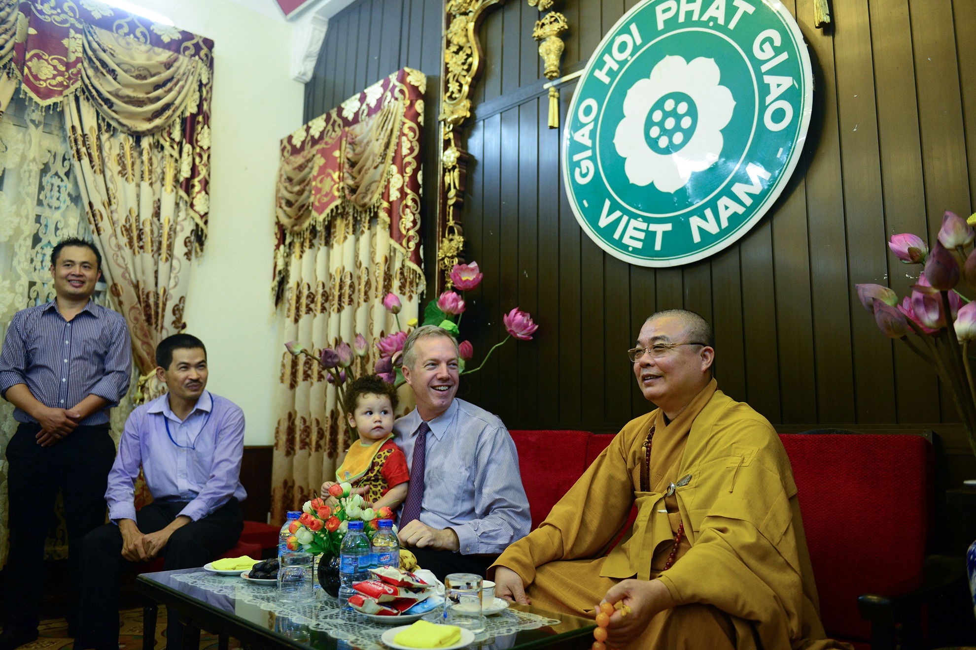 Đây là lần đầu tiên một Đại sứ Mỹ tới chùa Quán Sứ, trụ sở của Trung ương của Giáo hội Phật giáo Việt Nam. Nói chuyện với các sư thầy trước giờ hành lễ Vu Lan, Đại sứ Ted Osius tự hào giới thiệu gia đình 3 thế hệ cùng tới chùa. Sư thầy cũng giải thích thêm với Đại sứ Mỹ về lễ Vu Lan, ngày cha mẹ của Việt Nam và trách nhiệm phụng dưỡng cha mẹ của con cái.