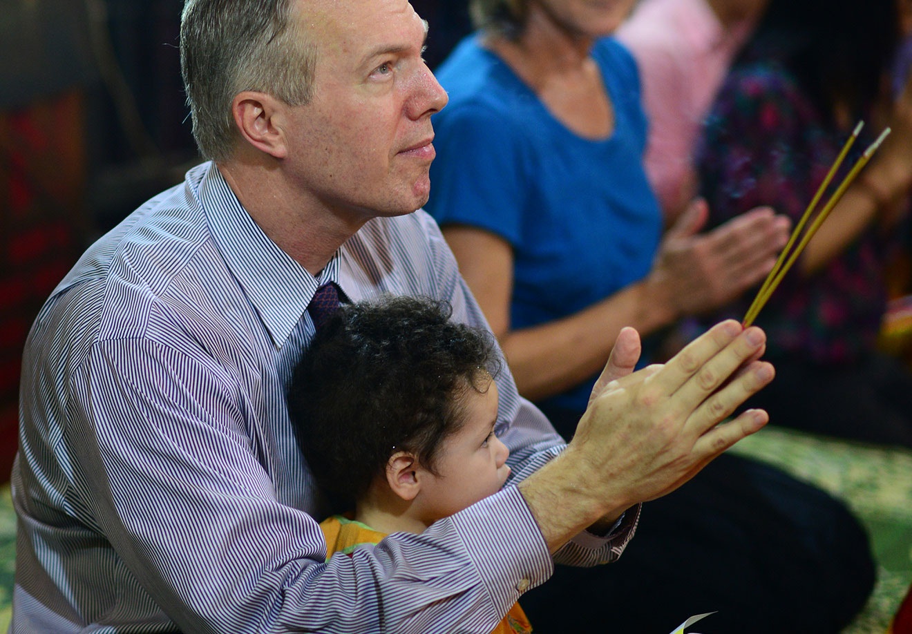 Dai su Ted Osius dang huong tai chua Quan Su hinh anh