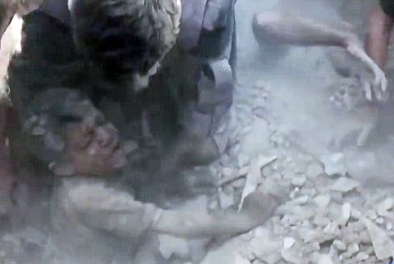 Cuu song be trai bi chon duoi ngoi nha sap vi bom o Syria hinh anh