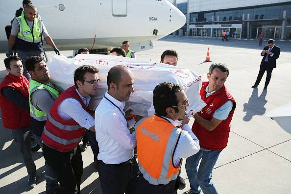 Thi hai be trai ti nan tren duong ve co huong hinh anh