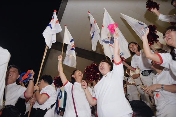 Dang cam quyen Singapore dan truoc trong kiem phieu so bo hinh anh