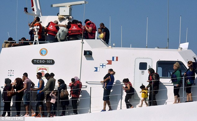 No luc cuu ho vu chim tau cho 200 nguoi di cu hinh anh