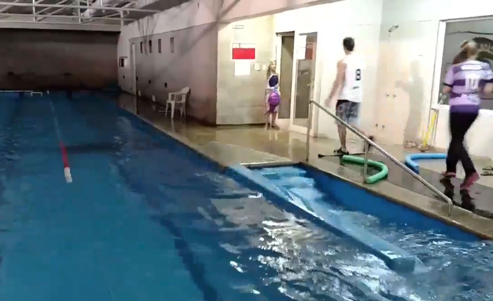 Nuoc ho boi chong chanh vi dia chan hinh anh