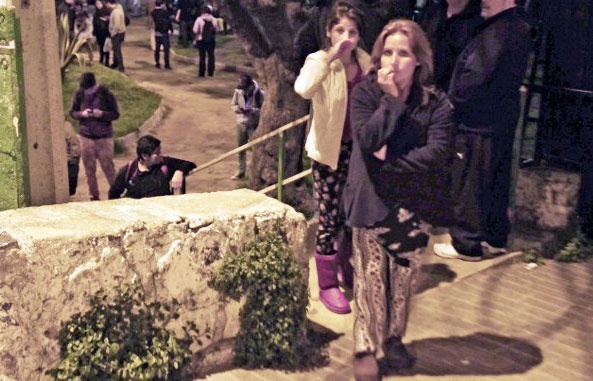 Nguoi dan chay song than trong dem o Chile hinh anh