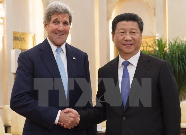 Chủ tịch Trung Quốc Tập Cận Bình (phải) và Ngoại trưởng Mỹ John Kerry. (Ảnh: AFP/TTXVN)