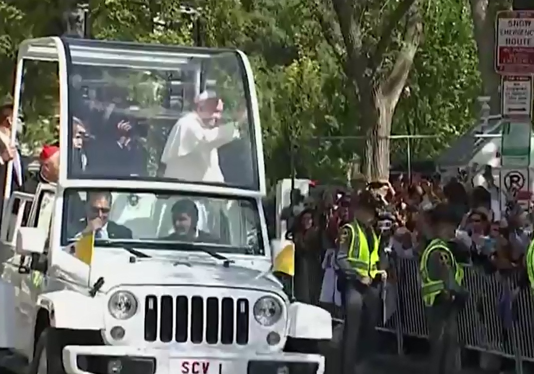 Giao hoang di tren pho trong tieng ho reo cua dan My hinh anh