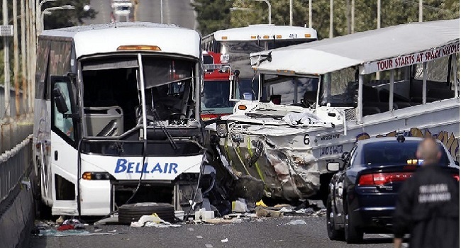 Xe du lich lao dao, dam truc dien vao xe buyt cho hoc sinh hinh anh