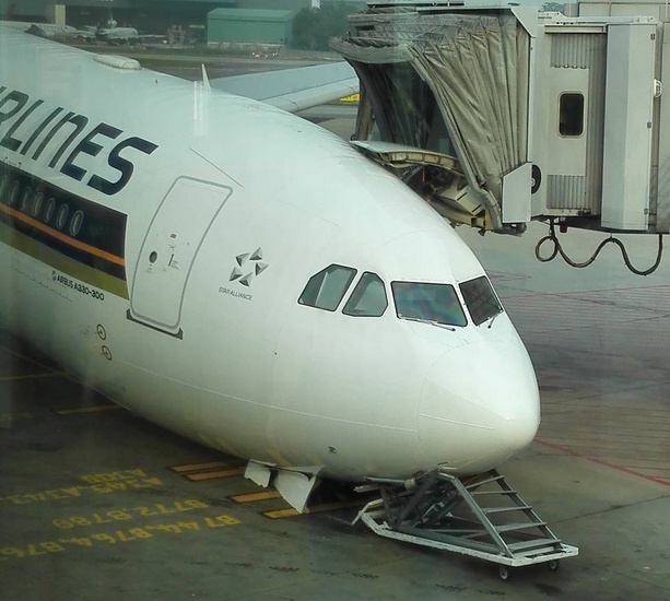 May bay Singapore Airlines gay cang tren duong bang hinh anh