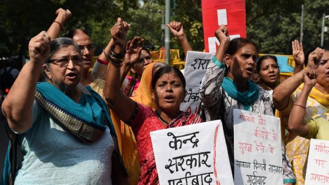 Be gai 2 tuoi va 5 tuoi bi cuong buc giua thu do An Do hinh anh