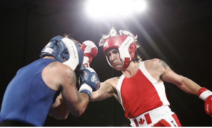 Tan thu tuong Canada xam minh, choi dam boc hinh anh