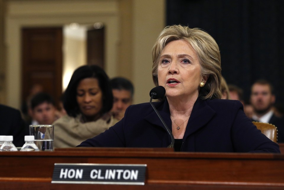 Ba Clinton bac cao buoc quanh vu danh bom DSQ My o Libya hinh anh