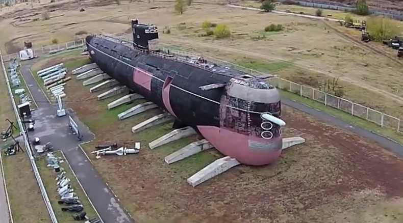 Camera bay ghi hinh tau ngam Lien Xo phoi minh tren can hinh anh