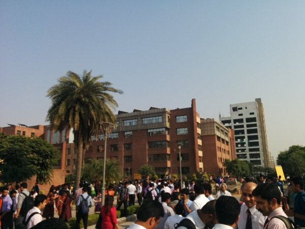 Nguoi dan do ra duong sau dong dat o Nam A hinh anh