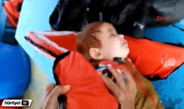 Ngu dan Tho Nhi Ky cuu song be trai di cu troi dat tren bien hinh anh