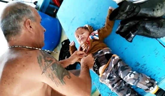 Cuu song be trai di cu noi tren bien hinh anh