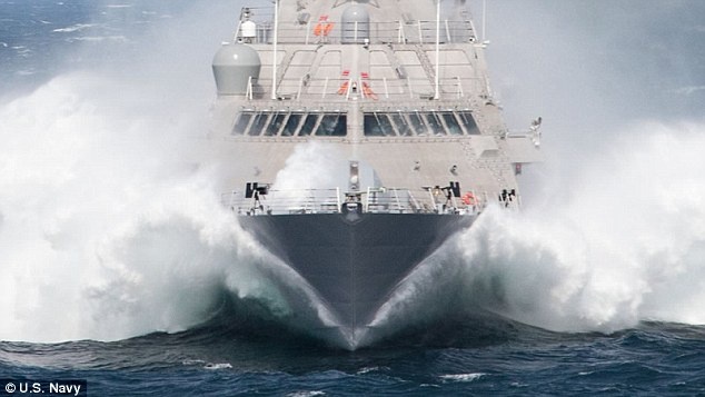 Chien ham My chay het toc luc trong thu nghiem tren bien hinh anh