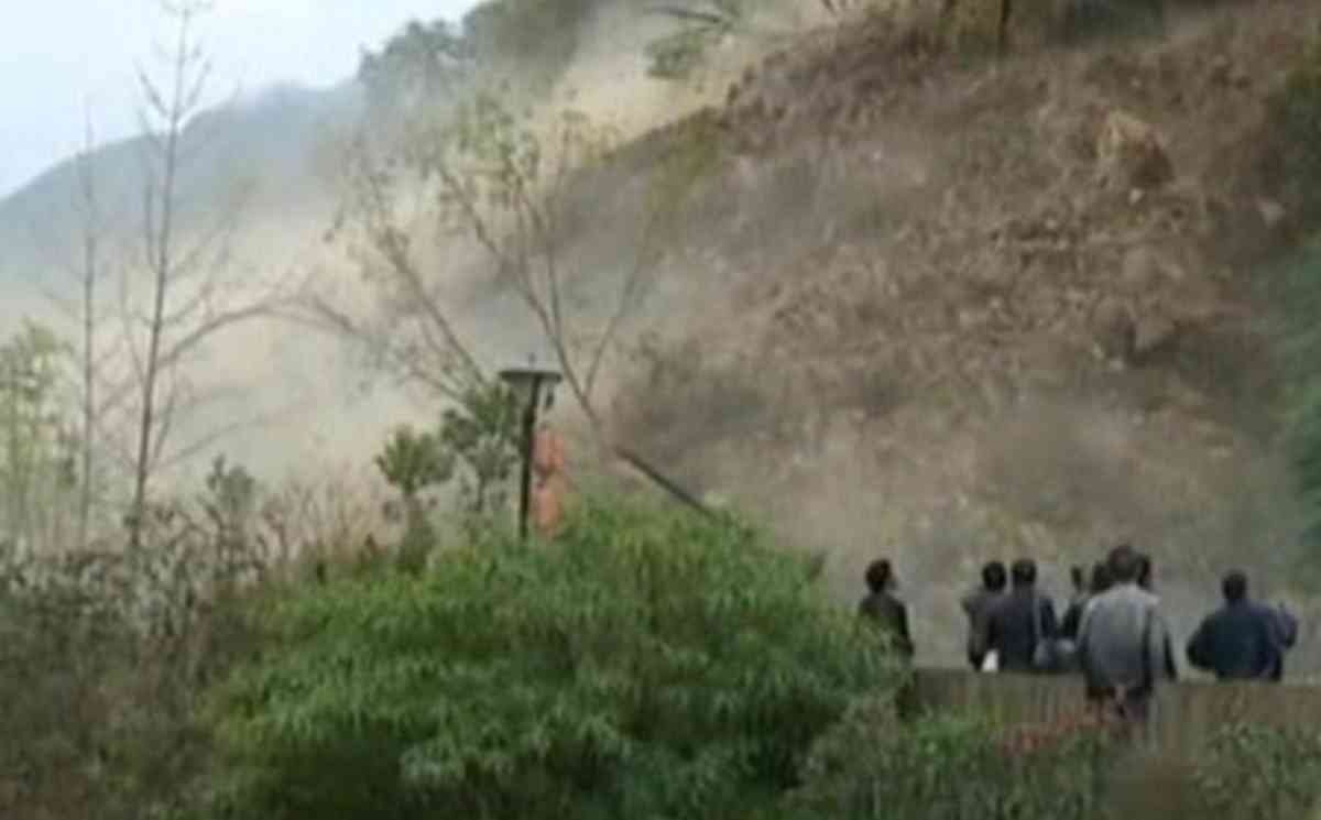 Nguoi dan dung sat vach nui xem lo dat o Trung Quoc hinh anh