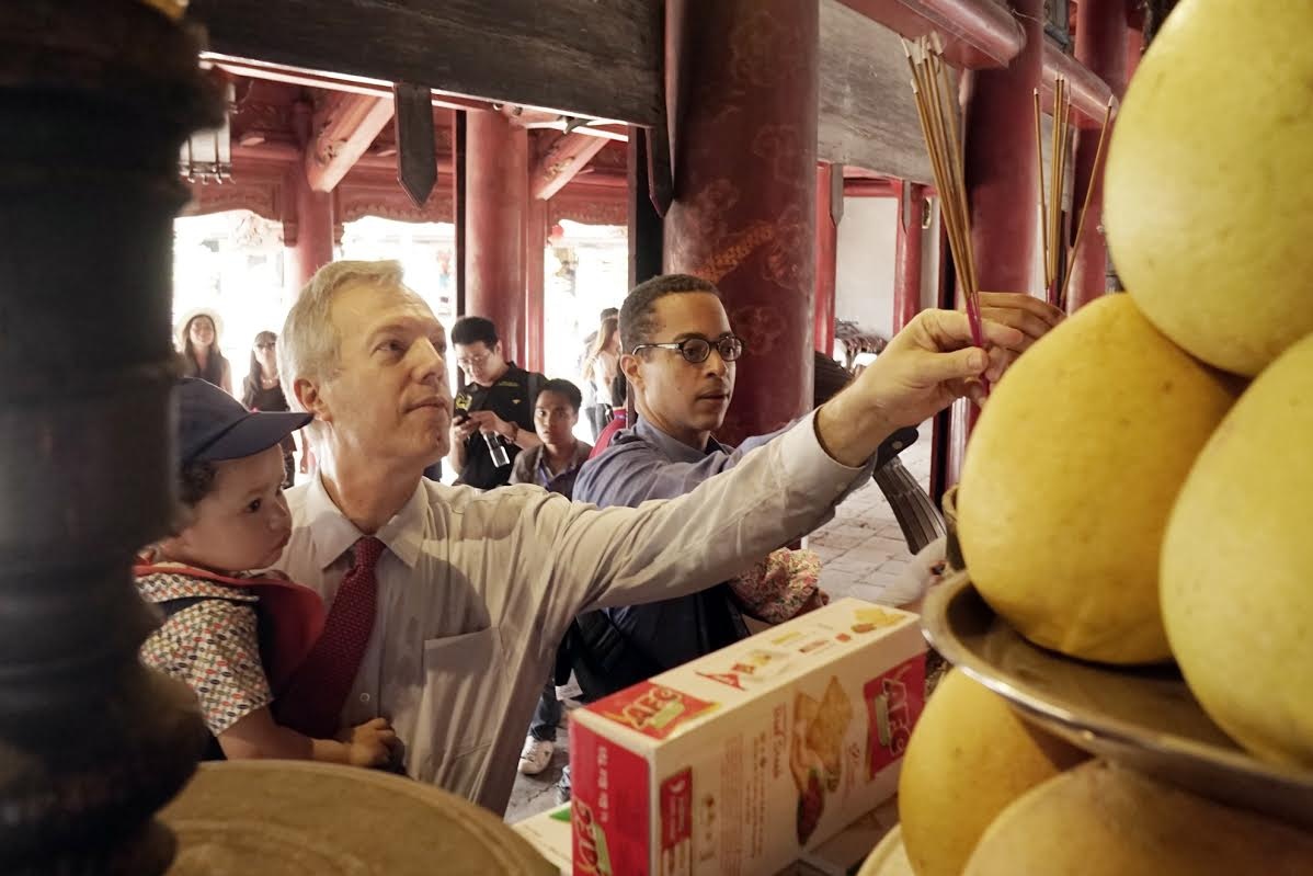 Dai su My mong con trai hieu truyen thong ton su trong dao hinh anh