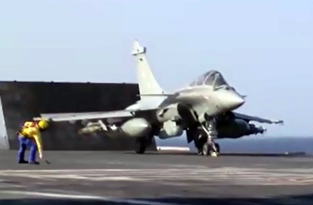 Chien dau co Phap xuat kich doi bom IS tu tau san bay hinh anh