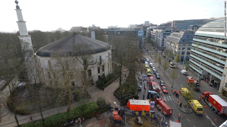 Bi phat hien nhung goi do nghi la bom o thanh duong Hoi giao hinh anh