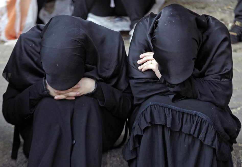 IS va suc hut voi nhung co gai tre phuong Tay hinh anh