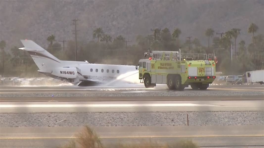 May bay phan luc ha canh bang bung vi hong cang hinh anh