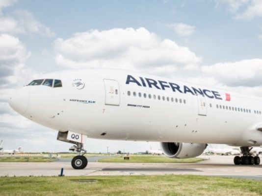 May bay Phap chuyen huong vi de doa co bom hinh anh