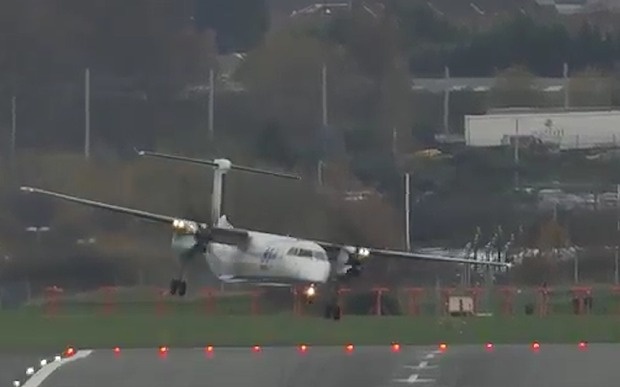 May bay chao dao tren duong bang Anh vi gio manh hinh anh