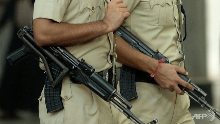 Nguoi dan ong An Do sat hai 14 nguoi trong gia dinh bang dao hinh anh