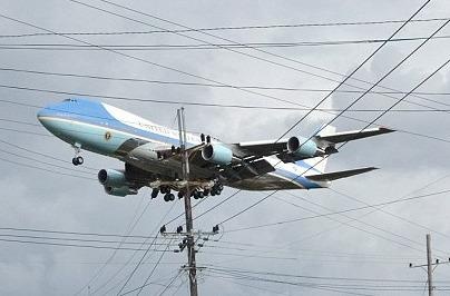 Chuyen co cho Obama dap xuong Cuba trong thoi tiet xau hinh anh