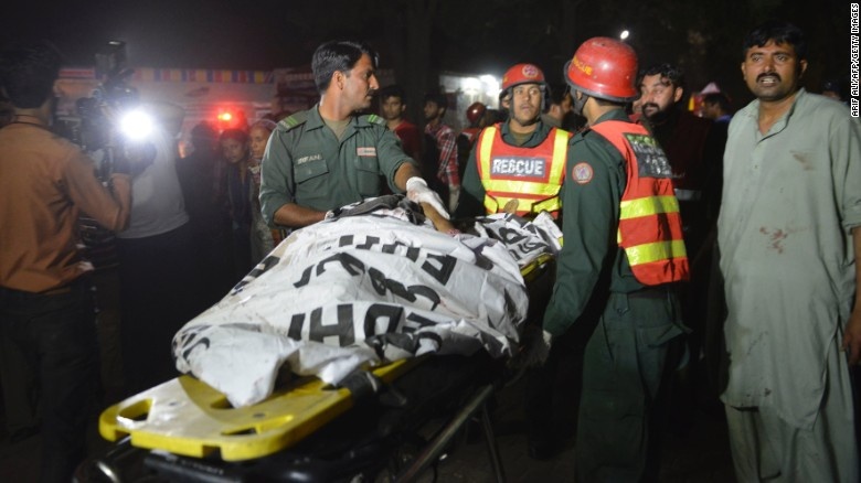 Hien truong vu danh bom lieu chet dam mau o Pakistan hinh anh