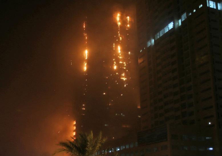 Lua bao trum toa nha choc troi o UAE hinh anh