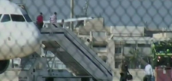 Hanh khach duoc phong thich khoi may bay Ai Cap bi khong tac hinh anh