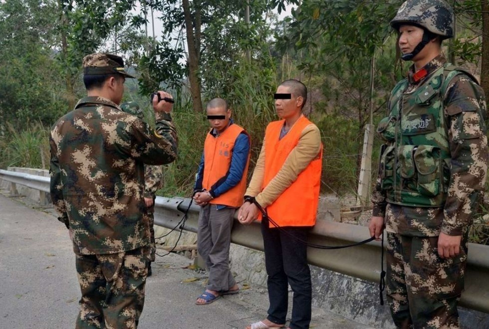 Viet Nam trao cong ham bao ve 108 lao dong bi dua sang TQ hinh anh