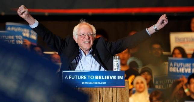 Sanders can buoc Clinton, Trump vang ban dong hanh hinh anh