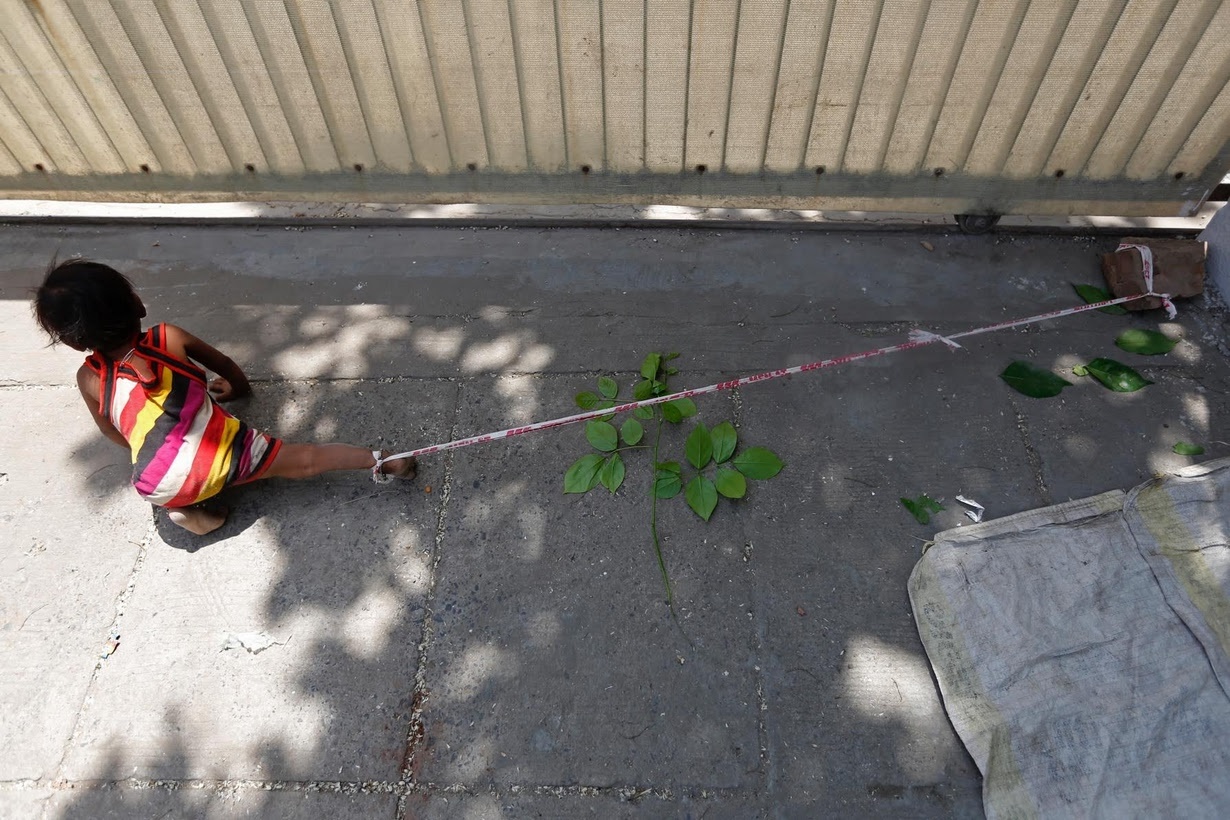 Be gai An Do bi buoc chan tren pho khi bo me muu sinh hinh anh