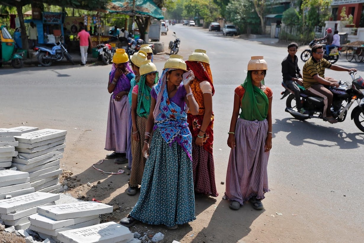 Bé gái 15 tháng bị buộc chân trên phố ảnh 4 Be gai 15 thang bi buoc chan tren pho anh 4
