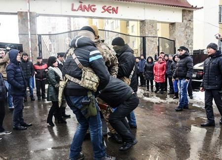 BNG moi dai su Ukraine len lam viec vu nguoi Viet o Lang Sen hinh anh