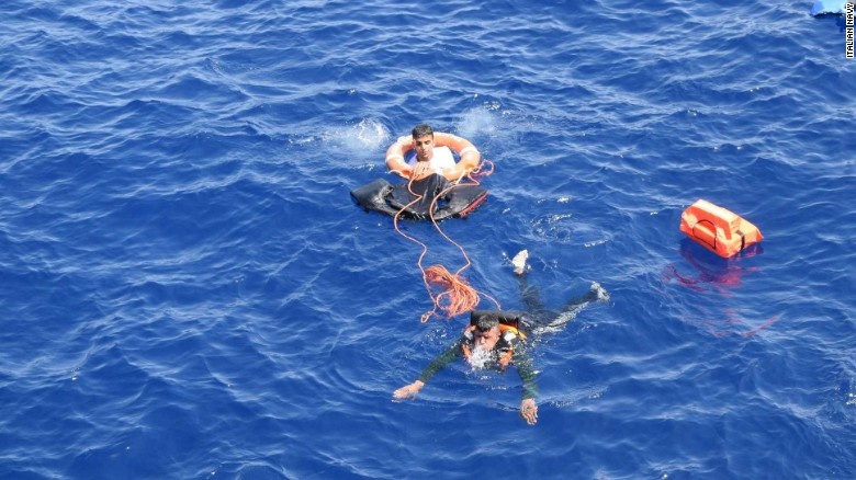 Tàu chở người di cư lật giữa biển ảnh 5 Tau cho nguoi di cu lat giua bien anh 5