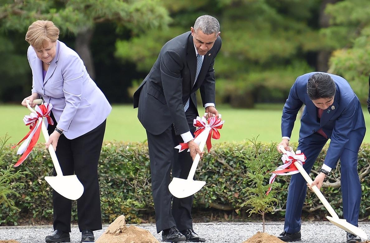 Tong thong Obama trong cay truoc khi du Hoi nghi G7 hinh anh