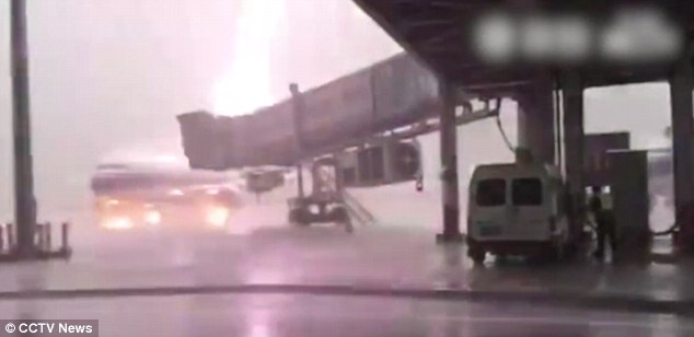 Set danh trung may bay tren duong bang o Trung Quoc hinh anh