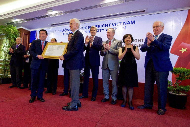 tranh cai quanh vai tro moi cua Bob Kerrey anh 1