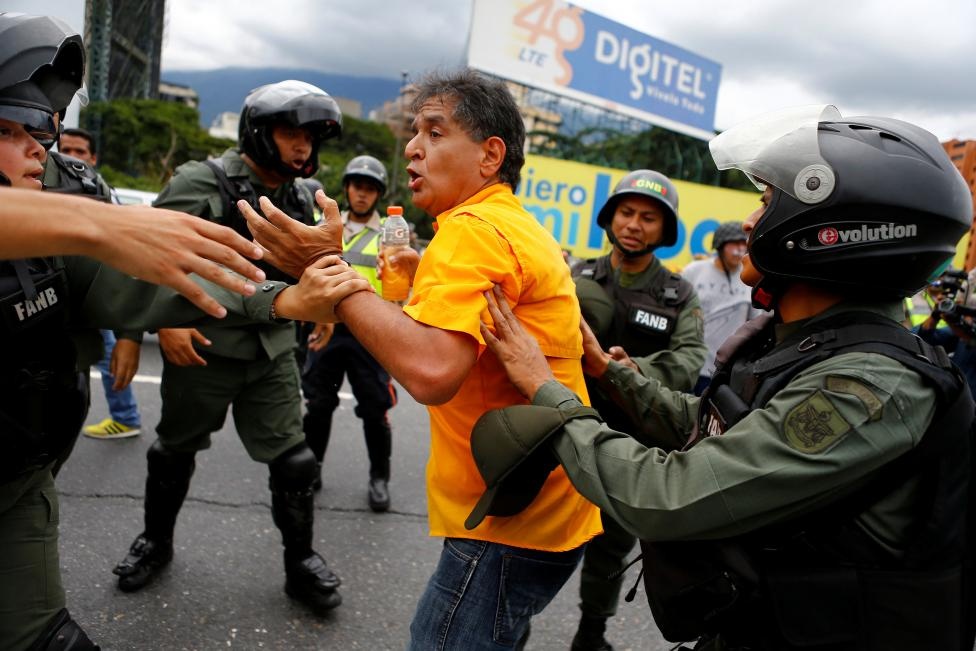 Venezuela dung luu dan hoi cay dep nguoi bieu tinh anh 7