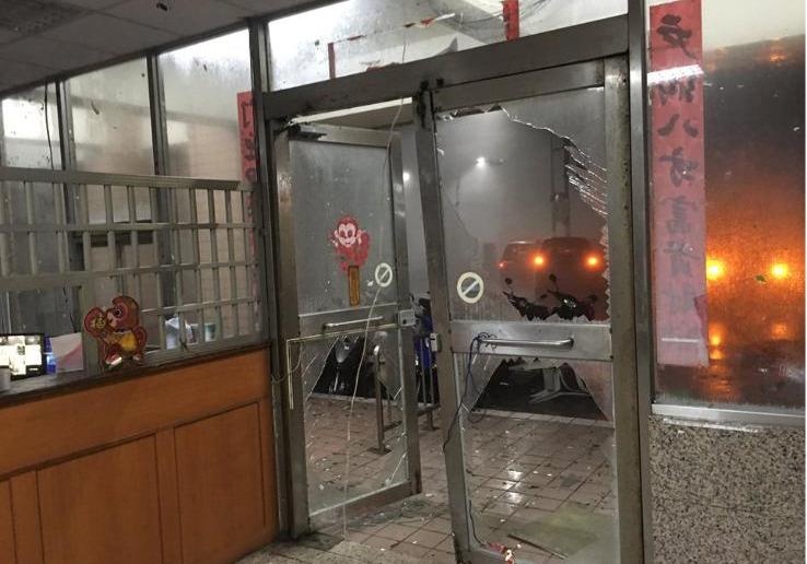 Sieu bao Nepartak do bo Dai Loan, gay ra lo dat lich su hinh anh