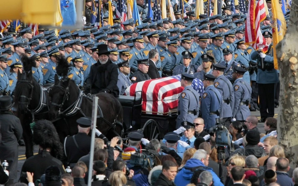 tan cong dam mau nhat nham vao canh sat My anh 3