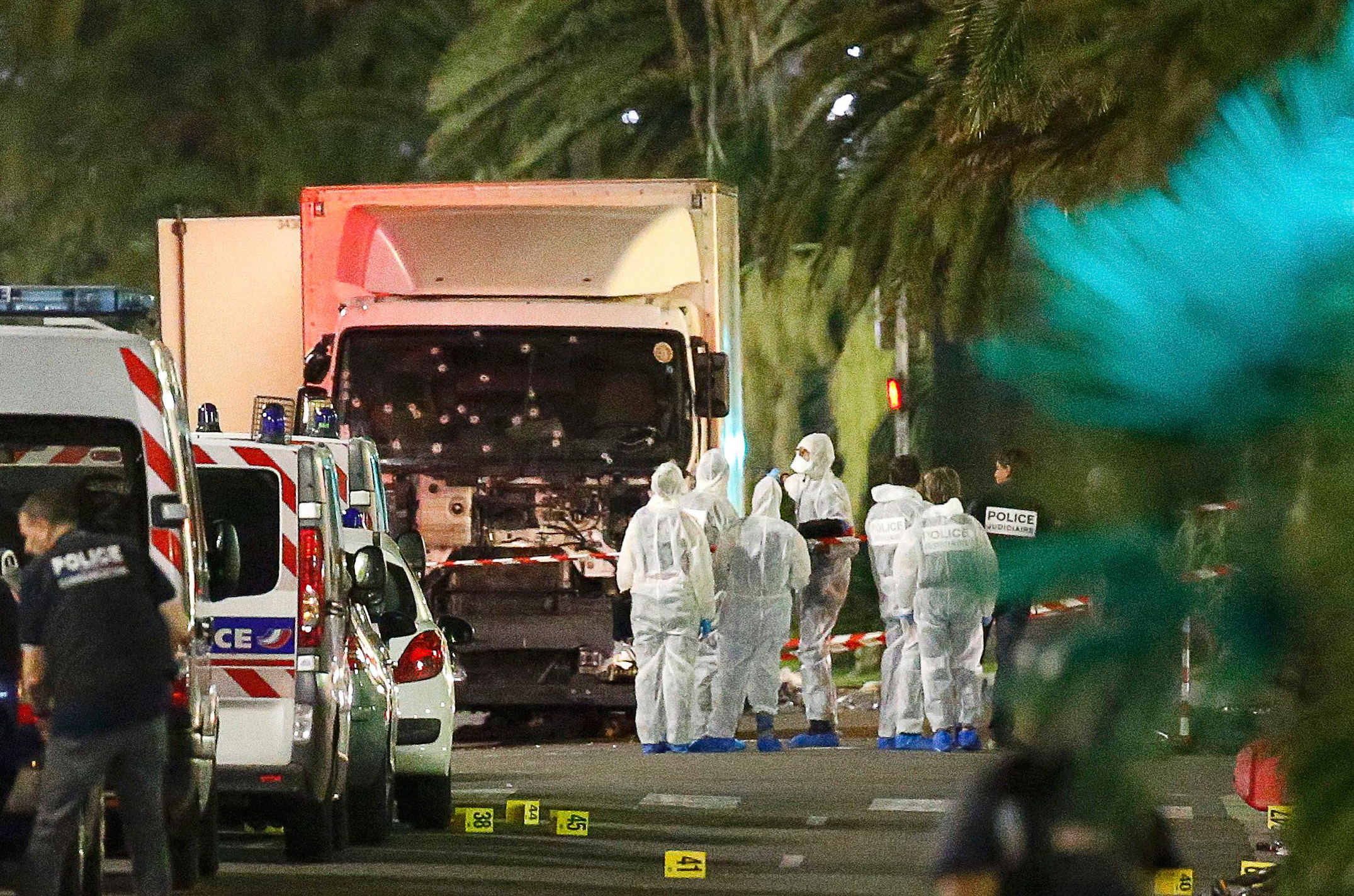 Khung bo lao xe tai vao dam dong o Phap, 84 nguoi chet hinh anh